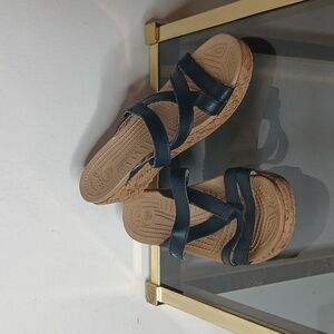 Crocs Leigh cork wedge sandal black size 7